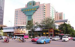 太原市三晋国际饭店目前已经“放下身段,”开始转型,推出性价比较高的商务套餐吸引众多的市民走进酒店。